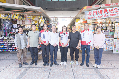 ◎ 工聯議員和市販互助會代表走訪澳門街頭。