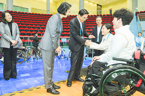 ◎ 與殘運會參賽運動員親切交流。