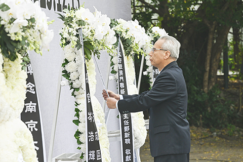 ◎ 行政長官岑浩輝整理緞帶。