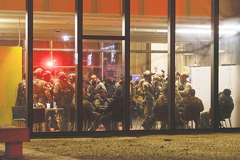 ◎ 十二月十三日,警方特警隊員在羅德島普羅維登斯發生槍擊事件後聚集於布朗大學科學圖書館內(Lily Speredelozzi/The Sun Chronicle,經美聯社報導)