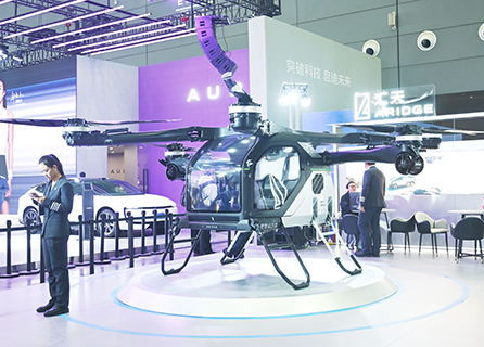 12月10日,小鵬匯天「陸地航母」分體式飛行汽車亮相長沙國際車展。(中新社記者 唐小晴 攝)