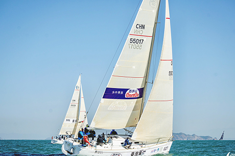 ◎ 十二月十六日,第十七屆中國杯帆船賽完成了最後一個競賽日角逐。最終,麥檬·驍遙帆船隊、Rampage 88、Tai Chi、金港號帆船隊、Simplicity GS、 Five Oceans以及瑞士72k帆船隊分別獲得香港深圳雙城賽事的七個組別冠軍。(主辦方供圖 香港中通社圖片)