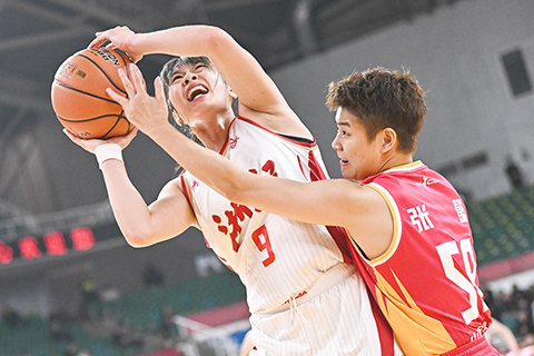 ◎ 十二月十七日,浙江隊球員孫鳳藝(白衣)投籃。在太原舉行的WCBA常規賽第六輪比賽中,山西竹葉青隊主場以一百零五比五十七戰勝浙江稠州銀行隊。( 中新社記者 韋亮 攝)