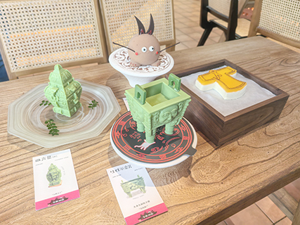 湖南省博物館四樓的博物館公園內,配有文物介紹卡的「文創甜點」。 (張雪盈 攝)