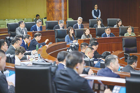 ◎ 立法會全體會議細則性討論及表決《二零二六年財政年度預算案》法案和《修改第五/二零二零號法律〈僱員的最低工資〉》法案,並獲通過。經濟財政司司長戴建業等列席。