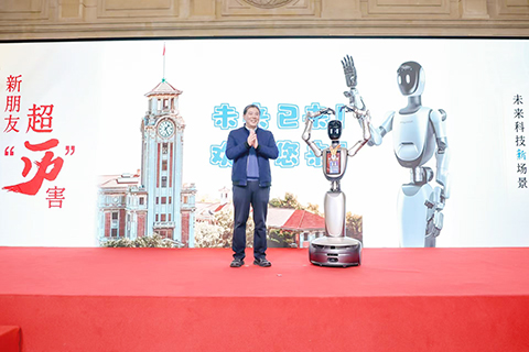 具身智能機器人「歷小博」向現場觀眾「比心」。 (上海市歷史博物館 供圖)