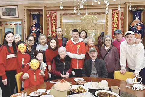 ◎ 時光慢行,愛意不减,又一个春秋更迭,又一次圍坐桌前。願歲月温柔以待,您健康長壽,我們歲歲相伴。祝我的百歲壽星婆婆一百零一歲生日快樂!歲歲年年,我們都在。(謝玲玲帖文) 文中的婆婆是謝玲玲前夫林建岳的母親,玲玲雖然是離婚媳婦,但仍十分愛錫奶奶,與家人的關係仍然很好!