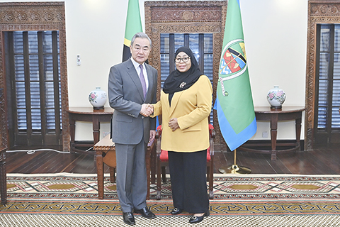 ◎ 1月10日,坦桑尼亞總統哈桑在達累斯薩拉姆會見中共中央政治局委員、外交部長王毅。(新華社記者劉琼 攝)