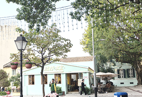 冰室外的露天茶座(右邊)