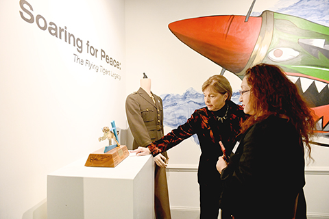 陳納德將軍外孫女、美國陳納德航空軍事博物館館長嘉蘭惠(左)介紹展品。(中新社記者 陳孟統 攝)