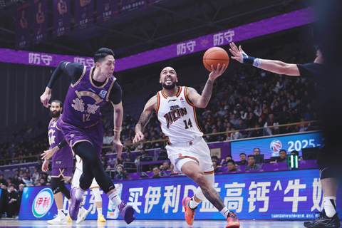 ◎ 1月26日,在北京奧體中心體育館舉行CBA常規賽比賽中,北京控股隊主場87比84戰勝長白山恩都里隊。圖為長白山恩都里隊摩爾(白衣)帶球進攻。(中新社記者 韓海丹 攝)