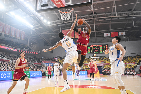 ◎ 1月26日,山西隊11號球員迪亞洛(紅衣)上籃。CBA常規賽第20輪,山西汾酒隊在太原主場以86比87不敵北京北汽隊。(中新社記者 韋亮 攝)