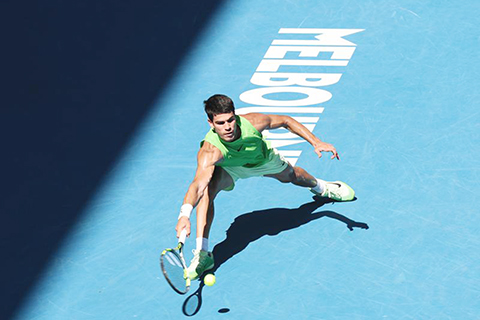 ◎ 1月30日,艾卡拉斯在比賽中回球。澳大利亞網球公開賽男單半決賽中,西班牙選手艾卡拉斯3比2戰勝德國選手施維列夫,晉級決賽。(新華社記者 馬平 攝)