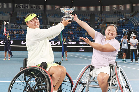 ◎ 1月30日,王紫瑩(右)/李曉輝與獎盃合影。澳大利亞網球公開賽輪椅女雙決賽中,中國組合王紫瑩/李曉輝2比0戰勝朱珍珍(中國)/上地結衣(日本),奪得冠軍。(新華社記者 馬平 攝)