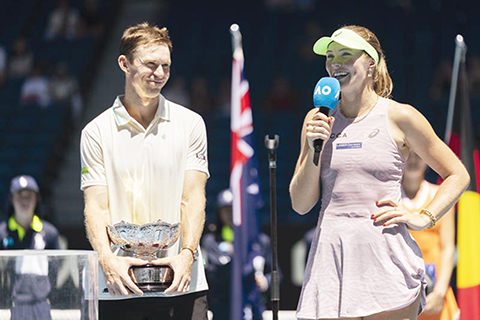 ◎ 1月30日,蓋德基(右)/皮爾斯在頒獎典禮上。澳大利亞網球公開賽混雙決賽中,澳大利亞組合蓋德基/皮爾斯2比1戰勝法國組合姆拉德諾維奇/吉納爾,奪得冠軍。(新華社發 胡涇辰攝)
