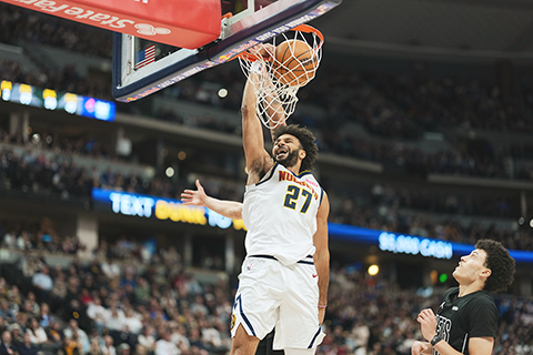 ◎ 金塊廿七號梅利豪氣扣籃,昨役打退籃網。(美聯社)