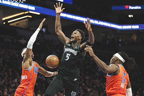 ◎ 木狼愛華士(五號)進攻遇阻,終場仍然粉碎雷霆。(美聯社)