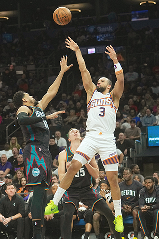 ◎ 太陽三號布魯克斯跳投得手,昨役十八分驅逐活塞。(美聯社)