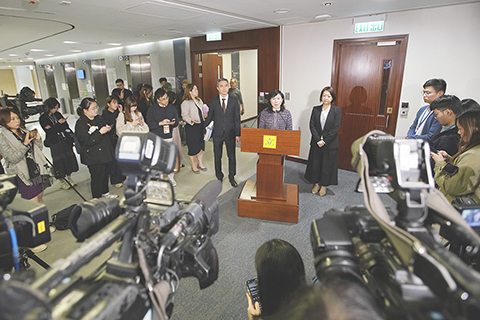 ◎ 一月三十日,運輸及物流局局長陳美寶下午會見傳媒,承認法律條文有不足,巴士強制安全帶暫緩推行,將盡快修例再交立法會審議。(香港中通社記者陳奕啟 攝)