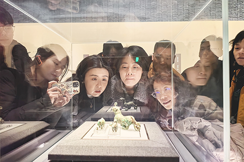 ◎ 遊客在南昌漢代海昏侯國遺址博物館參觀青銅虎(二0二六年一月一日攝)。(新華社發 胡淑琴攝)