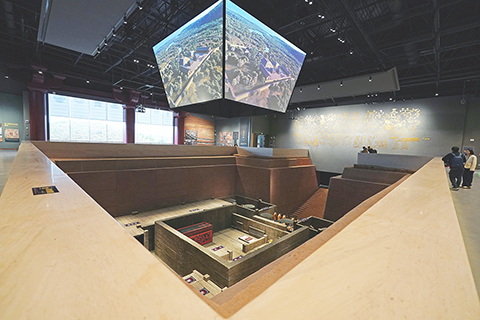 ◎ 觀眾參觀位於江西南昌的海昏侯劉賀主墓遺址(二0二三年十二月十五日攝)。(新華社記者萬象攝)