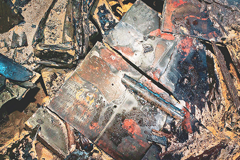 ◎ 這是孔子衣鏡出土時的情況(資料照片)。(新華社發)