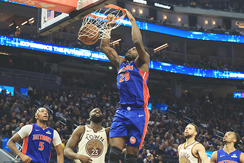 ◎ 一月三十日,在三藩市舉行的NBA常規賽上半場,底特律活塞隊前鋒以賽亞.斯圖爾特(28)扣籃,衝破金州勇士隊前鋒德雷蒙德.格連(23)防守。(美聯社/傑德.雅各布森)