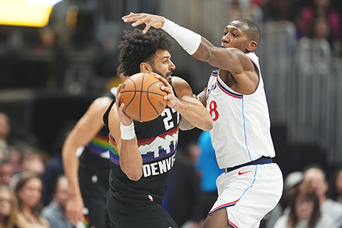 ◎ 一月三十日,,在丹佛舉行的NBA常規賽下半場,丹佛金塊隊後衛賈馬爾.梅利(左)試圖傳球,洛杉磯快艇隊後衛克里斯.鄧恩上前攔阻。(美聯社/大衛.扎盧博夫斯基)