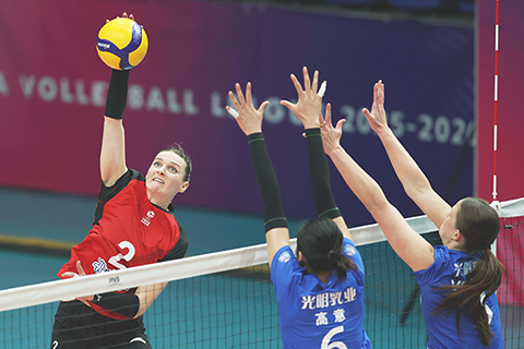 ◎ 一月三十一日,在北京光彩體育館舉行的二0二五-二0二六中國女子排球超級聯賽常規賽A級第十三輪比賽中,北京北冰洋女排主場0比三不敵上海光明優倍女排。圖為北京女排伊迪娜扣球。(中新社記者 王紫儒 攝)