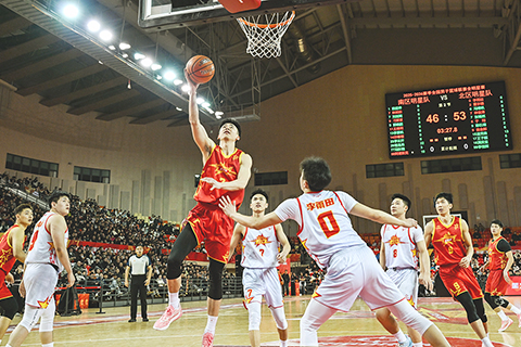 ◎ 二月一日晚,在二0二五-二0二六NBL聯賽全明星正賽中,南區明星隊劉劍閣(紅衣)上籃。(中新社記者 瞿宏倫 攝)