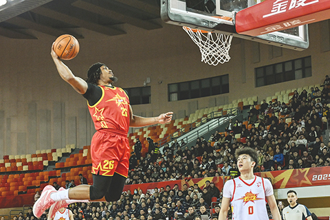 ◎ 二月一日晚,在二0二五-二0二六NBL聯賽全明星正賽中,南區明星隊球員尼文·格洛弗扣籃。(中新社記者 瞿宏倫 攝)