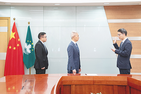 ◎ 經濟財政司司長戴建業主持統計暨普查局局長龐啟富就職儀式。