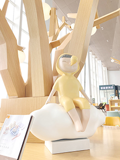 樹下有各種造型的公仔與圖書展示