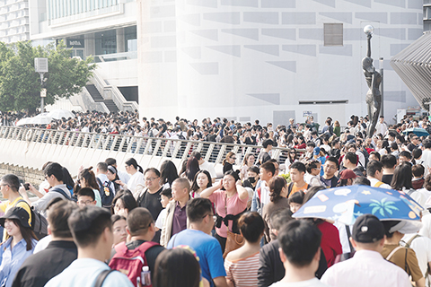 ◎ 入境處數據顯示,年初一至初三,共錄得六十三萬四千人次訪港旅客入境,較去年同期三日的五十七萬人次,升百分之十一。當中年初三錄得逾廿三萬九千人次,包括廿一萬內地旅客,較去年同日升百分之十三。圖為二月二十日,遊人如鯽的尖沙咀星光大道。(香港中通社記者陳奕啟 攝)