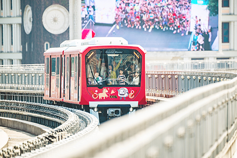 ◎ 「新歲啟程迎輕軌」主題列車亮相賀新春。