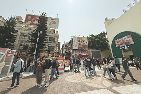 ◎ 官也街人流暢旺。