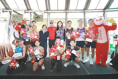 ◎ 得獎健兒與「財神」及澳門旅遊塔賀年吉祥物合照。