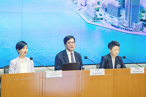 ◎ 二月廿一日,政府公佈大埔宏福苑長遠居住安排方案,財政司副司長黃偉綸指,逾八成受影響業主期望加快處理,約四成七希望原區安置及照顧全體宏福苑業主。(香港中通社記者陳奕啟 攝)