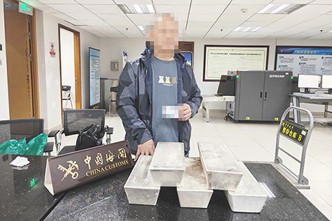 ◎ 港珠澳大橋海關查獲一起跨境司機利用粵港兩地牌客車藏匿走私五塊銀錠進境案。(圖 林昌鋒)