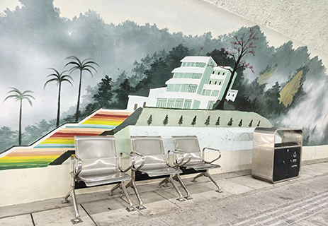 人行隧道有椅子和垃圾箱