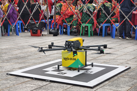 ◎ 二月二十七日,為服務香港鄉郊長者需求,生活服務平台美團旗下香港無人機服務商Keeta Drone聯同香港青少年服務處啟動往返科學園和大埔汀角村的航線,下周一起為偏遠地區長者送上餐膳。圖為Keeta Drone無人機。(香港中通社記者 梁嘉軒 攝)