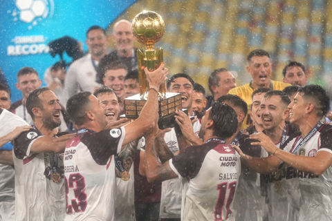 ◎ 拉魯斯隊經加時喜捧南美超級盃。(美聯社)