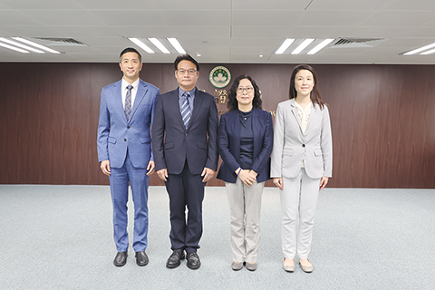 ◎ 身份證明局領導與旅行證件廳廳長唐偉杰(左二)合照。