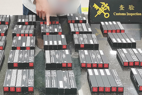 ◎ 青茂海關查獲一名旅客走私口紅一百一十七支進境內地。(圖李瑾)