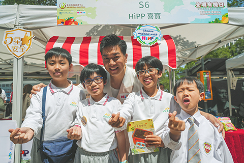 ◎ 黎諾懿大受男女老少歡迎。