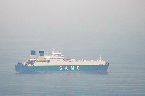 ◎ 三月十五日,一艘貨船在阿拉伯海灣駛向阿拉伯聯合大公國的霍爾木茲海峽。(美聯社圖片/Altaf Qadri)