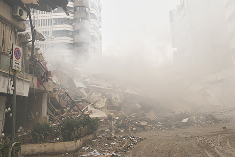◎ 三月十五日,黎巴嫩貝魯特南郊達希耶,在以色列空襲中被摧毀的建築物廢墟中冒出濃煙。(美聯社圖片/Hassan Ammar)