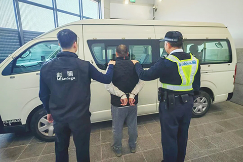 ◎ 本澳海關跟進兩宗售賣假冒產品個案,三人被送法辦。