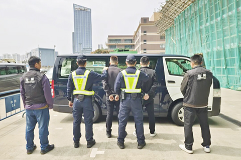 ◎ 本澳海關跟進兩宗售賣假冒產品個案,三人被送法辦。