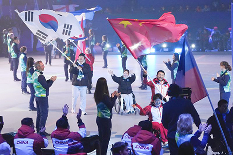 ◎ 3月15日,中國體育代表團旗手蔡佳雲和王蒙在閉幕式上入場。米蘭-科爾蒂納冬殘奧會閉幕式在意大利科爾蒂納丹佩佐舉行。(新華社記者 連漪 攝)